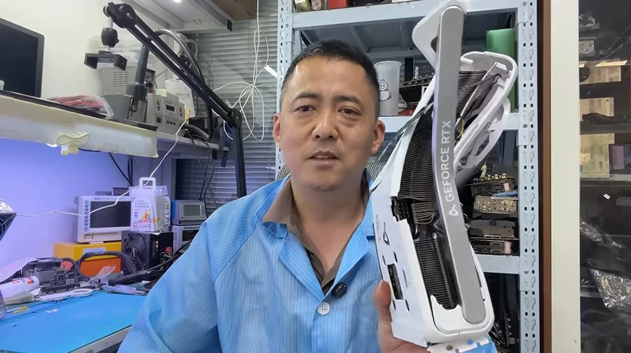 Майстер відновив NVIDIA RTX 5060 Ti, зігнуту навпіл в автотрощі