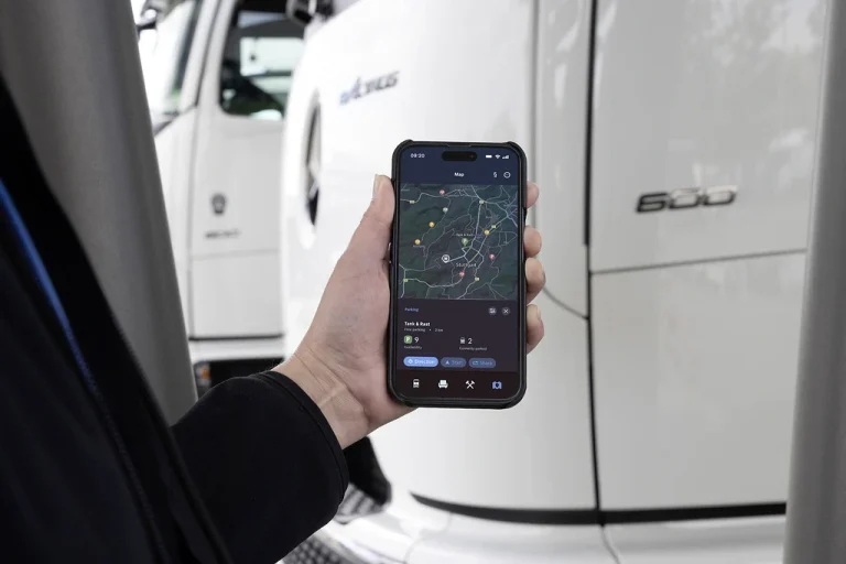 Компанія Mercedes-Benz Trucks розширює можливості застосунку Remote функцією пошуку місць на паркінгах