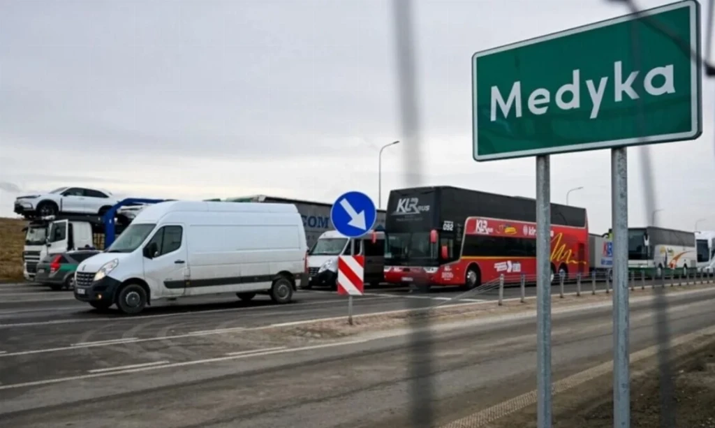Пункт пропуска "Шегини - Медика" с 20 сентября закрывают для автобусов